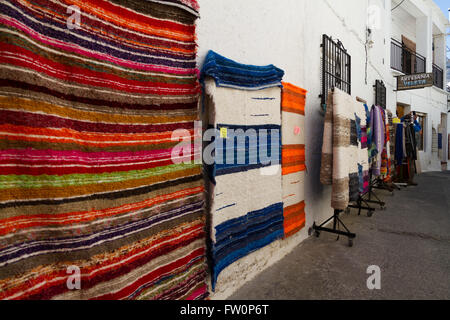 Tapis traditionnels étendus dehors shopes dans le village andalou de Pampaneira, dans les Alpujarras Banque D'Images