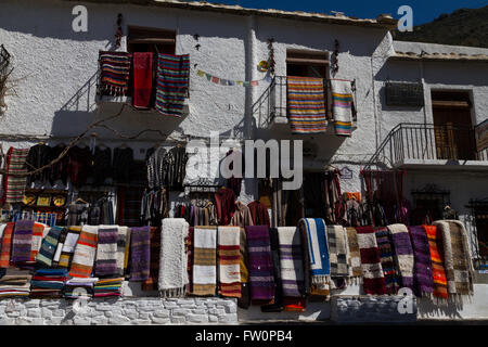 Tapis traditionnels étendus dehors shopes dans le village andalou de Pampaneira, dans les Alpujarras Banque D'Images