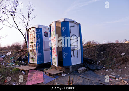 La jungle camp de réfugiés migrants à Calais et la France où des milliers de réfugiés ont vécu dans la boue et l'état sordide espérant Banque D'Images