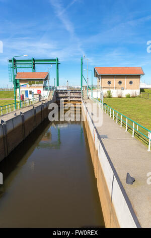 La gestion de l'eau dans l'écluse Lemster Friesland Holland europe Banque D'Images