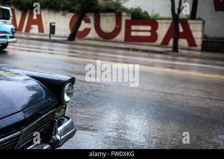 Scène de rue sur jour de pluie à La Havane, Cuba Banque D'Images