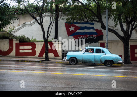 Scène de rue sur jour de pluie à La Havane, Cuba Banque D'Images