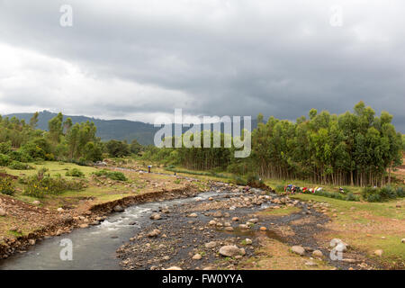 L'Éthiopie, Gurage, octobre 2013 Wegerem la rivière où les gens lavent leurs vêtements et tirer de l'eau. Banque D'Images