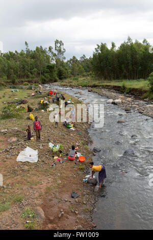 L'Éthiopie, Gurage, octobre 2013 Wegerem la rivière où les gens lavent leurs vêtements et tirer de l'eau. Banque D'Images