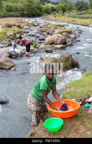 L'Éthiopie, Gurage, octobre 2013 Merat Messela, 14, faire la lessive de la famille dans le Wegerem river. Elle est dans la classe de sixième. Banque D'Images