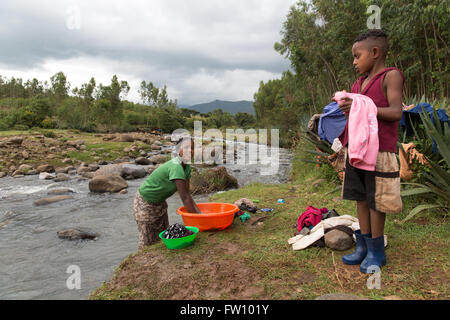 L'Éthiopie, Gurage, octobre 2013 Merat Messela, 14, faire la lessive de la famille dans le Wegerem river. Elle est dans la classe de sixième. Banque D'Images