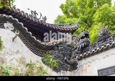 Détail du dragon sur le mur dans le Jardin Yuyuan de Shanghai, Chine Banque D'Images