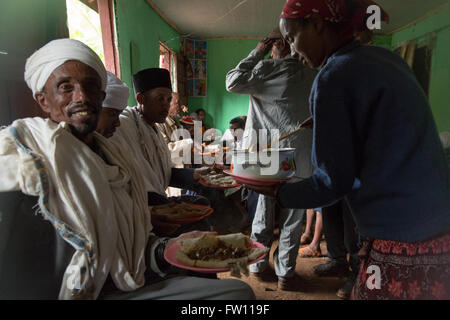 Gibi Gurage, village, l'Éthiopie, 6 octobre 2013 Les gens se rassemblent pour une célébration de mariage qu'aujourd'hui est de bon augure pour les mariages. Banque D'Images