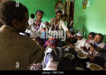 Gibi Gurage, village, l'Éthiopie, 6 octobre 2013 Les gens se rassemblent pour une célébration de mariage qu'aujourd'hui est de bon augure pour les mariages. Banque D'Images