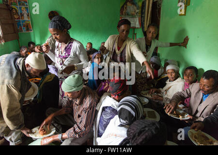 Gibi Gurage, village, l'Éthiopie, 6 octobre 2013 Les gens se rassemblent pour une célébration de mariage qu'aujourd'hui est de bon augure pour les mariages. Banque D'Images