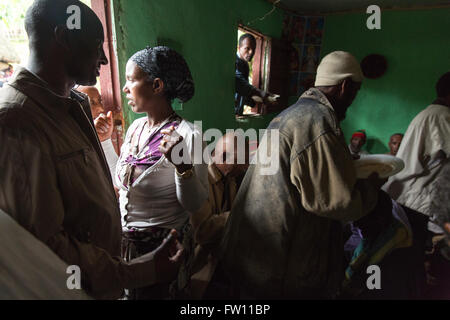 Gibi Gurage, village, l'Éthiopie, 6 octobre 2013 Les gens se rassemblent pour une célébration de mariage qu'aujourd'hui est de bon augure pour les mariages. Banque D'Images