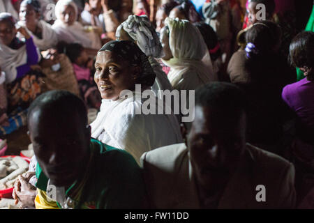 Gibi Gurage, village, l'Éthiopie, 6 octobre 2013 Les gens se rassemblent pour une célébration de mariage qu'aujourd'hui est de bon augure pour les mariages. Banque D'Images