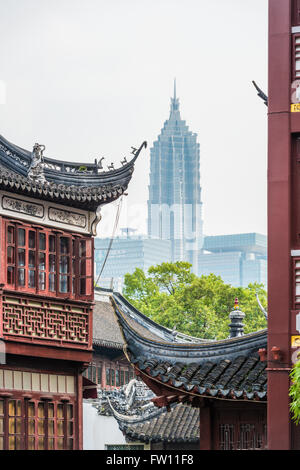 Immeuble commercial entourent le jardin Yu dans la vieille ville de Shanghai Banque D'Images