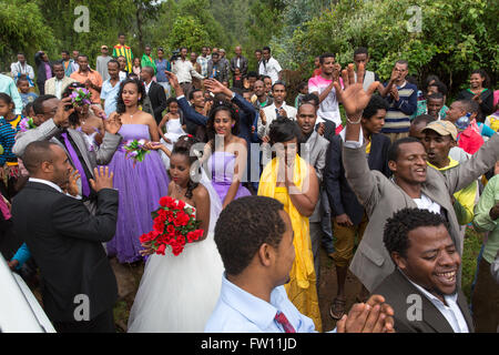 Gibi Gurage, village, l'Éthiopie, 6 octobre 2013 Les gens se rassemblent pour une célébration de mariage qu'aujourd'hui est de bon augure pour les mariages. Banque D'Images