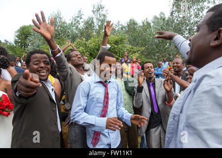 Gibi Gurage, village, l'Éthiopie, 6 octobre 2013 Les gens se rassemblent pour une célébration de mariage qu'aujourd'hui est de bon augure pour les mariages. Banque D'Images