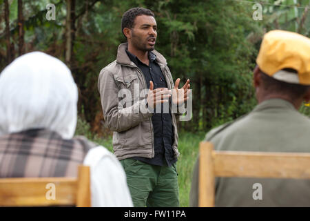 Muhi village, Gurage, Éthiopie, octobre 2013 ; une réunion pour discuter de la façon de restaurer le Biteyu la forêt et zones dégradées des terres agricoles avoisinantes. Banque D'Images