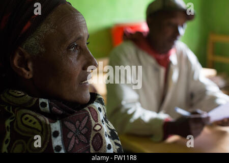 Muhi village, Gurage, Éthiopie, octobre 2013 ; une réunion pour discuter de la façon de restaurer le Biteyu la forêt et zones dégradées des terres agricoles avoisinantes. Banque D'Images