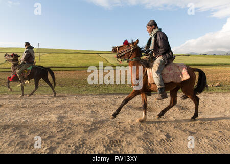 Nord Shewa, Amhara, Ethiopie, Octobre 2013 : deux agriculteurs à cheval. Banque D'Images