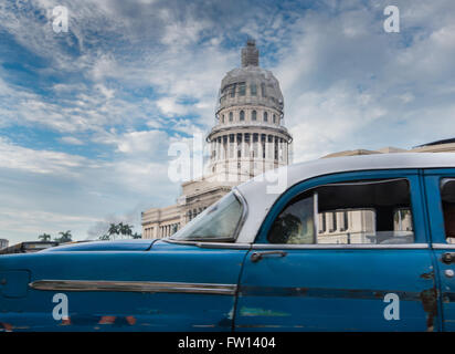 La Havane, Cuba - Septembre 22, 2015 : voiture américaine classique et Capitolio monument à La Havane, Cuba. La Havane est la plus touristiques populaires d Banque D'Images