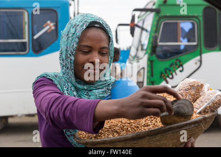 Debre Sina, l'Éthiopie, Octobre 2013 : Une jeune femme vendant des graines rôties barly comme en-cas. Banque D'Images