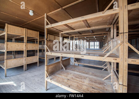 Couchettes prisonnier à l'intérieur de la caserne en camp de concentration de Dachau Banque D'Images