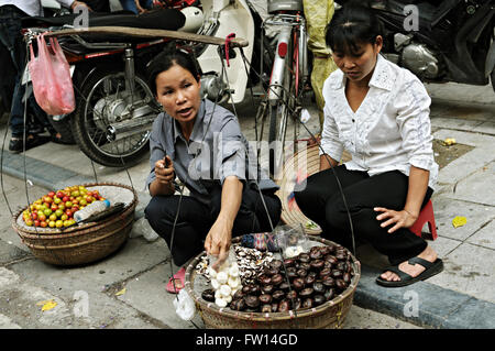 Les femmes vietnamiennes la vente de fruits dans le vieux quartier de Hanoi, Vietnam Banque D'Images