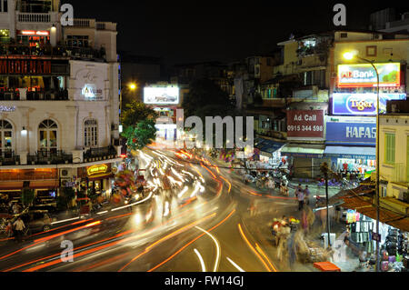 Feu de circulation pédestre par nuit à une intersection achalandée dans le vieux quartier de Hanoi, Vietnam Banque D'Images