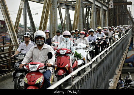 Matin embouteillage sur le pont Long Bien à Hanoi, Vietnam Banque D'Images