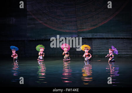 Marionnettes colorées au cours d'un show de Thang Long Water Puppet Theatre à Hanoi, Vietnam Banque D'Images