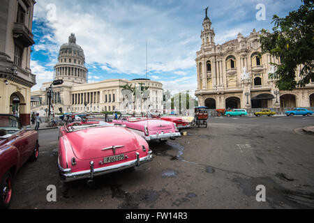 La Havane, Cuba - Septembre 22, 2015 : voiture américaine classique et Capitolio monument à La Havane, Cuba. La Havane est la plus touristiques populaires d Banque D'Images