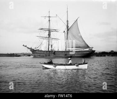 AJAXNETPHOTO. 1905-1910 (ENVIRON). LITTLEHAMPTON, ANGLETERRE. - POUR UNE RANGÉE - UNE FAMILLE ÉDOUARDIENNE DANS LEUR GIG AVIRON PASSANT UN BRIG COMMERCIAL CÔTIER AMARRÉ SUR LA RIVIÈRE ARUN. LE BRIG EST L'EBENEZER, UN COLLIER CÔTIER CONSTRUIT À SHEERNESS EN 1860 ET COULÉ PAR UN U-BOAT ALLEMAND EN 1917. PHOTO:AJAX BIBLIOTHÈQUE D'IMAGES VINTAGE REF:GBR ARUN 1910 Banque D'Images