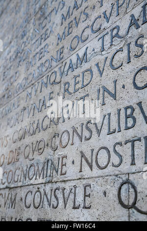 Inscription latine sur le mur à Rome, Italie Banque D'Images