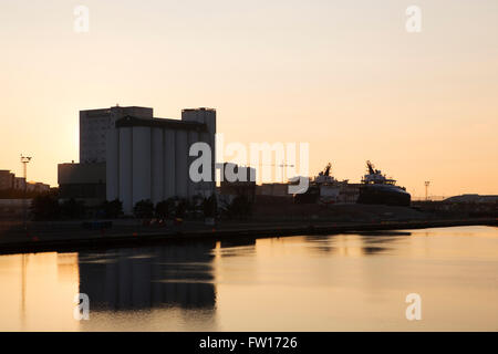 Moulin à farine à Leith Docks à Édimbourg, en Écosse. Le soleil se couche sur les silos. Banque D'Images