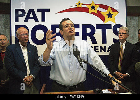 Wichita, Kansas, États-Unis, le 9 octobre 2014, le sénateur Pat Roberts est rejoint aujourd'hui le 9 octobre 2014 par les sénateurs Ted Cruz et Tom Coburn au rassemblement à Wichita. La sénateur Roberts est dans une course serrée contre Greg Wood indépendant. Le sénateur du Texas Ted Cruz parle à la foule lors du rallye. Credit : Mark Reinstein Banque D'Images