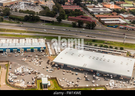 Portrait de l'aérogare de fret à l'aéroport de Johannesburg, montrant une limousine transport avant/après et d'autres conteneurs. Lsf Banque D'Images