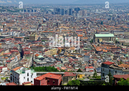 Vue de la ville vue depuis le château Sant'Elmo, Naples, Campanie, Italie Banque D'Images