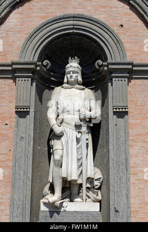 Le roi Frédéric II. Staufer, statue sur la façade du Palazzo Reale, Piazza del Plebiscito, Naples, Campanie, Italie Banque D'Images