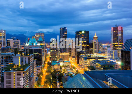 Vancouver British Columbia Canada centre-ville paysage urbain au soir heure bleue Banque D'Images