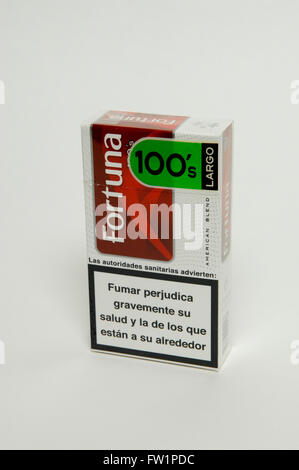 Paquet de cigarettes de tabac rouge Fortuna Banque D'Images