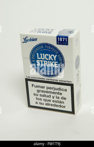 Paquet de Lucky Strike Cigarettes bleu sur fond blanc Banque D'Images