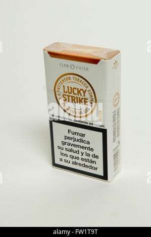 Paquet de Lucky Strike Cigarettes filtrées sur fond blanc Banque D'Images