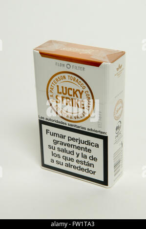 Paquet de cigarettes Lucky Strike sur fond blanc Banque D'Images