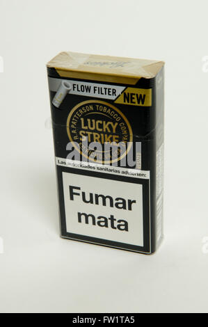 Les filtres de Lucky Strike Cigarettes Paquet sur fond blanc Banque D'Images