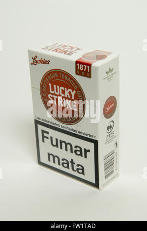 Lucky Strike Cigarettes rouge sur fond blanc Banque D'Images