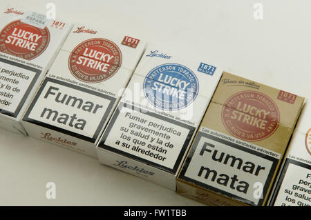 Sélection de paquets de cigarettes Lucky Strike sur fond blanc Banque D'Images