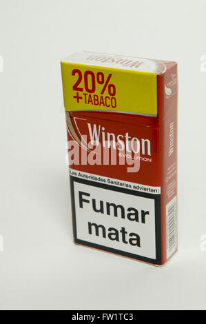 Winston Cigarettes Paquet sur fond blanc Banque D'Images