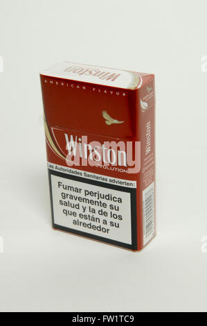 Winston Cigarettes Paquet sur fond blanc Banque D'Images