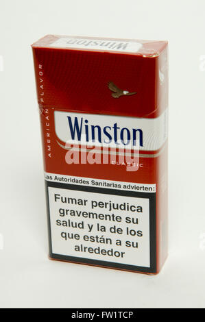 Paquet de cigarettes Winston Classic sur fond blanc Banque D'Images