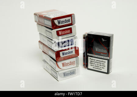 Sélection de Winston Cigarettes de marque sur fond blanc Banque D'Images