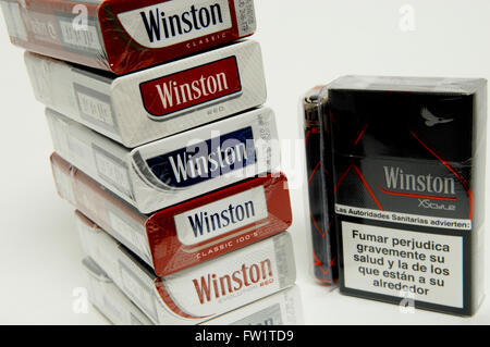 Sélection de cigarettes Winston sur fond blanc Banque D'Images